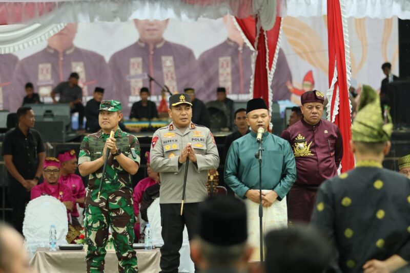 Gubernur Riau H. Abdul Wahid, S.H.I., M.Ag. memberikan amanat kepada 654 Dubalang Batang Kuantan Singingi dalam apel pengukuhan di Panggung Utama Festival Pacu Jalur, Taluk Kuantan.