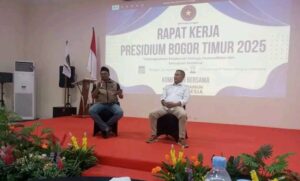 Alhafiz Ranna (kiri) Beben Suhendar (kanan) saat menyampaikan pemaparan Bogor timur dalam rapat kerja Presidium Bogor Timur di kecamatan Klapanunggal