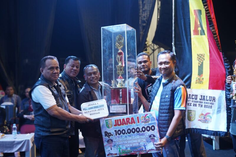 Penyerahan Hadiah Di Malam Penutupan Pacu Jalur HUT Kuansing Ke 26