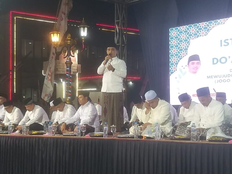 Walikota Pasuruan Adi Wibowo memberikan sambutan dan mengajak warga Pasuruan untuk Jogo Kota Pasuruan Aman di acara Istighosah dan Doa Bersama depan Kantor Walikota Pasuruan, Jalan Pahlawan, pada Senin malam (13/10). Foto: Firnas Muttaqin/MON