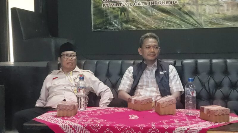 Direktur Utama Food Station (Pakai Rompi) dan Ketua FKUB Klaten melakukan dialog dengan petani di Klaten (11/10).