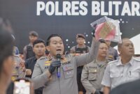 Kapolres Blitar, AKBP Arif Fazlurrahman, menunjukkan sejumlah barang bukti yang berhasil diungkap dari pelaku begal dan curanmor. Foto: Dok.Polres Blitar/Taufik/MON