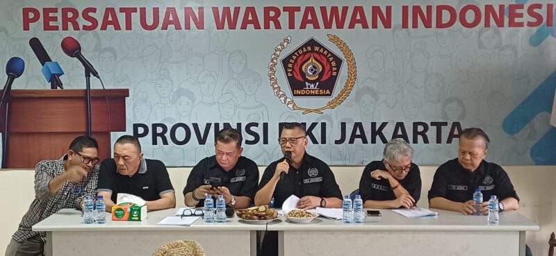 Ketua PWI Jaya, Kesit B. Handoyo memimpin Rapat Pleno terkait penyesuaian pengurus dan persiapan menggelar OKK serta UKW di Sekretariat PWI Jaya, Selasa, (14/10). Foto: Dok PWI Jaya/Joko Dolok/MON