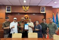 Ketum PWI Pusat menyerahkan Surat Penegasan Kepemimpinan Kesit Bu Handoyo Ketua PWI Provinsi DKI Jakarta di kantor PWI Pusat, Rabu (15/10). Foto.Dok PWi