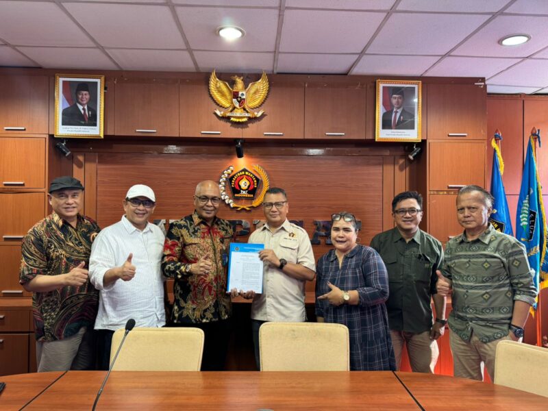 Ketum PWI Pusat menyerahkan Surat Penegasan Kepemimpinan Kesit Bu Handoyo Ketua PWI Provinsi DKI Jakarta di kantor PWI Pusat, Rabu (15/10). Foto.Dok PWi