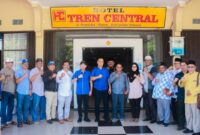 Bupati Ambalas, Aneng bersama Umar Natuna dan BP3K2NA usai pertemuan di Hotel Central, Rabu (15/10/2025). Foto: MON/zani