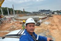 Kontraktor muda asal Parit Kebumen, Dotri Syahdan atau yang akrab disapa Bos Dotri, bersama tim UPT Puskesmas Teluk Lecah saat melaksanakan kegiatan fogging di kawasan Jl. Ahmad Yani RT 04 dan RT 05, sebagai upaya pencegahan penyebaran Demam Berdarah Dengue (DBD).