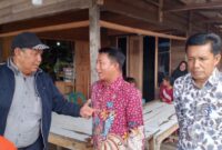 Ketua DPRD Natuna, Rusdi, (tengah) sedang berbincang dengan warga sekitar lokasi kejadian. Foto: MON/zani