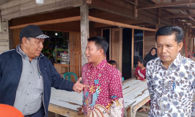 Ketua DPRD Natuna, Rusdi, (tengah) sedang berbincang dengan warga sekitar lokasi kejadian. Foto: MON/zani