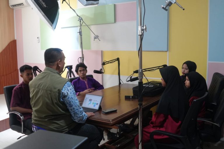 Kabid PIKP Natuna, Kevin, ketika memaparkan pembekalan kepada siswa magang. (fhoto;zani)