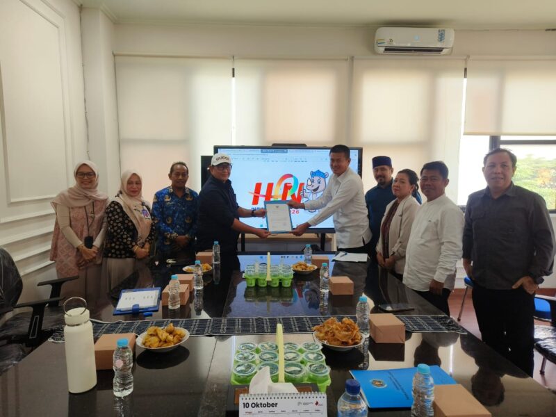 Gubernur Banten Teken Surat Resmi Kesediaan Jadi Tuan Rumah HPN 2026, Surat Resmi diterima Sekjen PWI Pusat Zulmansyah Sekedang, Jumat, 17/10/2025. Foto: Humas PWI Pusat