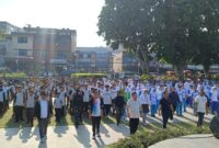 Menteri Lingkungan Hidup Hanif Faisol Nurofiq bersama Wakil Wali Kota Bogor Jenal Mutaqin, Ketua DPRD Kota Bogor Adityawarman Adil, dan Ketua PWI Kota Bogor Aldo Herman Indrabudi ikut berbaur melakukan senam sehat bersama ratusan warga di Alun-Alun Kota Bogor, Jumat (17/10/2025). Kegiatan rutin PWI Kota Bogor ini berlangsung meriah dan menjadi ajang kampanye gaya hidup sehat serta peduli lingkungan.