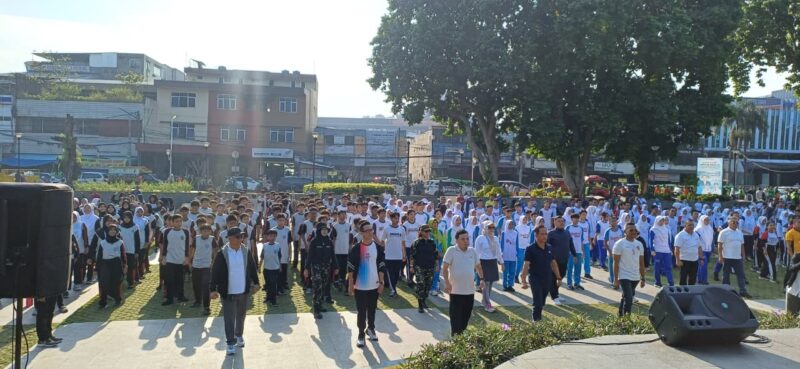 Menteri Lingkungan Hidup Hanif Faisol Nurofiq bersama Wakil Wali Kota Bogor Jenal Mutaqin, Ketua DPRD Kota Bogor Adityawarman Adil, dan Ketua PWI Kota Bogor Aldo Herman Indrabudi ikut berbaur melakukan senam sehat bersama ratusan warga di Alun-Alun Kota Bogor, Jumat (17/10/2025). Kegiatan rutin PWI Kota Bogor ini berlangsung meriah dan menjadi ajang kampanye gaya hidup sehat serta peduli lingkungan.