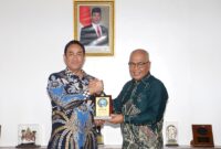 Komjen Pol. Suyudi Ario Seto di Gedung BNN bersama Ketua PWI Pusat Akhmad Munir. Foto: Humas PWI Pusat