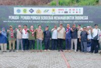 Photo Bersama dengan para peserta penanaman pohon yang dihadiri oleh Menteri KLH, DPR RI dan Bupati Bogor. Foto:Mahar/MON