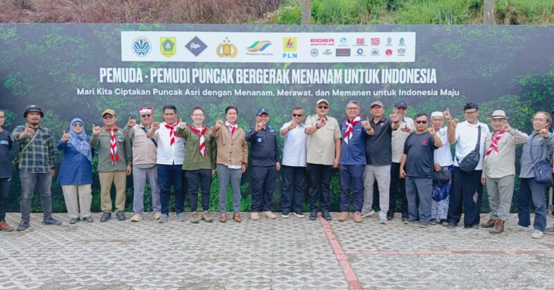 Photo Bersama dengan para peserta penanaman pohon yang dihadiri oleh Menteri KLH, DPR RI dan Bupati Bogor. Foto:Mahar/MON