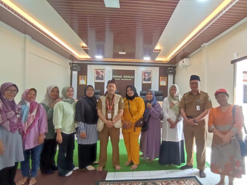 Foto peserta penerima bantuan modal bersama Pemerintah Dinas Sosial Kota Tangerang