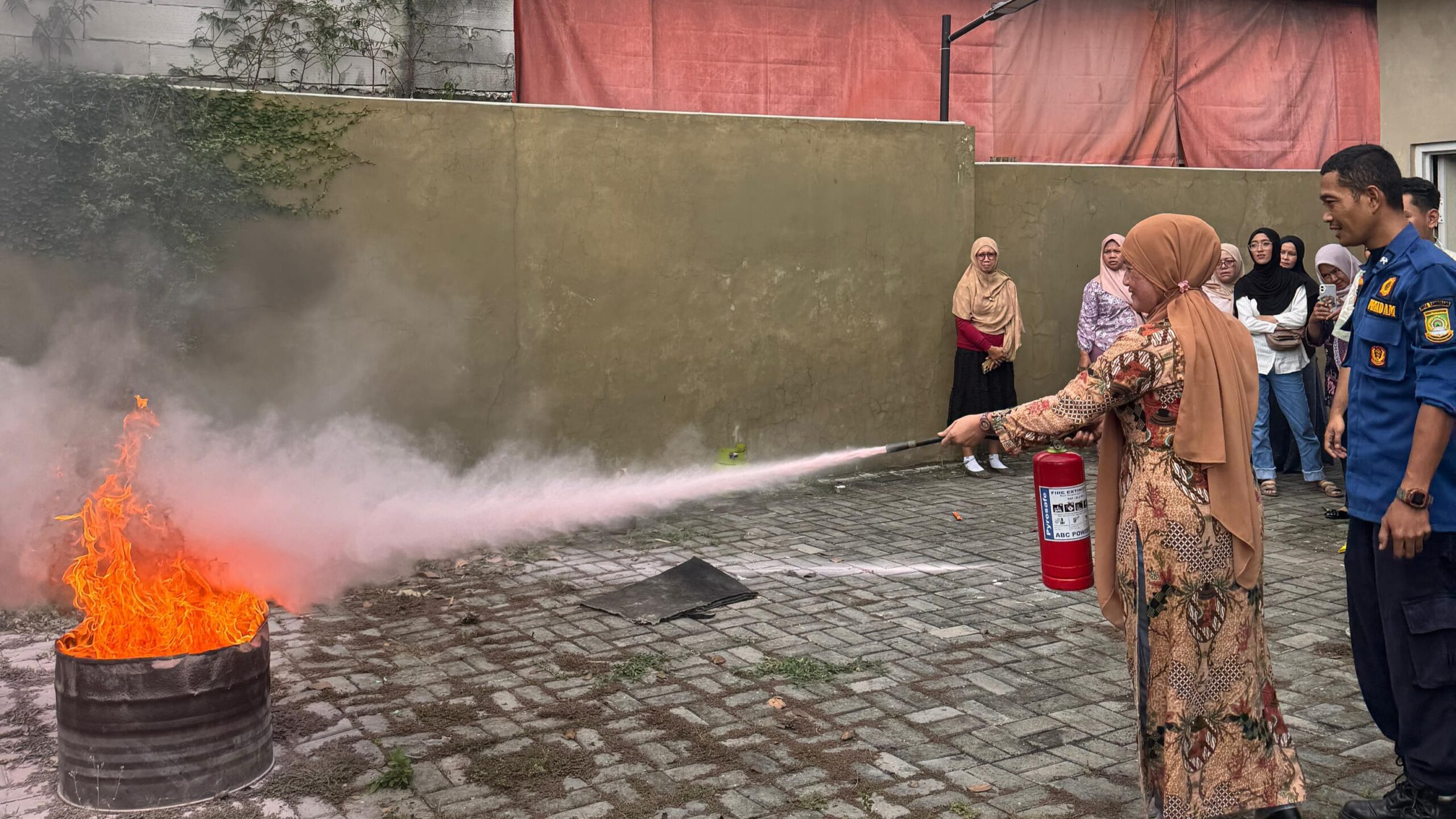 Hub UMKM PLN Banten Gandeng Damkar Kota Tangerang Fasilitasi Emak-emak UMKM Belajar Mitigasi Bencana