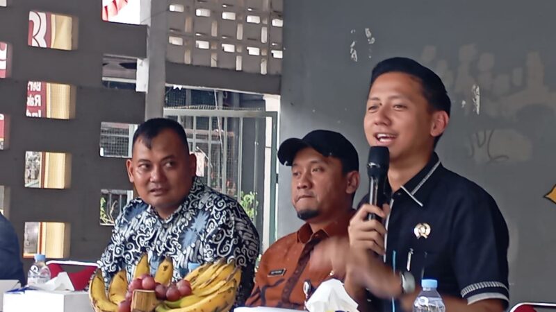 Andika Wisnuadji Putra Soebroto dari Fraksi Partai Demokrat, saat menggelar kegiatan reses masa sidang III tahun 2025 di RW 01 Kelurahan Kebon Pala, Kecamatan Makasar, Jakarta Timur, Kamis (30/10). Foto: Mahar P/MON