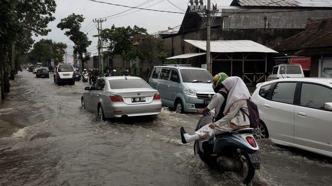 Waspadai, Cuaca Bekasi Hari Ini Hujan Petir