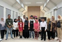 Analyst CSR & Stakeholder PDC Harun bersama Kasatpel Pengendalian dan Pemasaran PPKD Jakarta Timur Linda Apriyantini serta Direktur Utama CV. Boga Karya Siliwangi Muhammad Faizal Chaniago berfoto bersama para peserta Pelatihan Tata Boga Khusus Disabilitas di Aula PPKD Jakarta Timur, Kamis (24/10/2025). Kegiatan ini merupakan bagian dari program TJSL PDC untuk mendorong inklusi sosial dan kemandirian ekonomi bagi penyandang disabilitas.