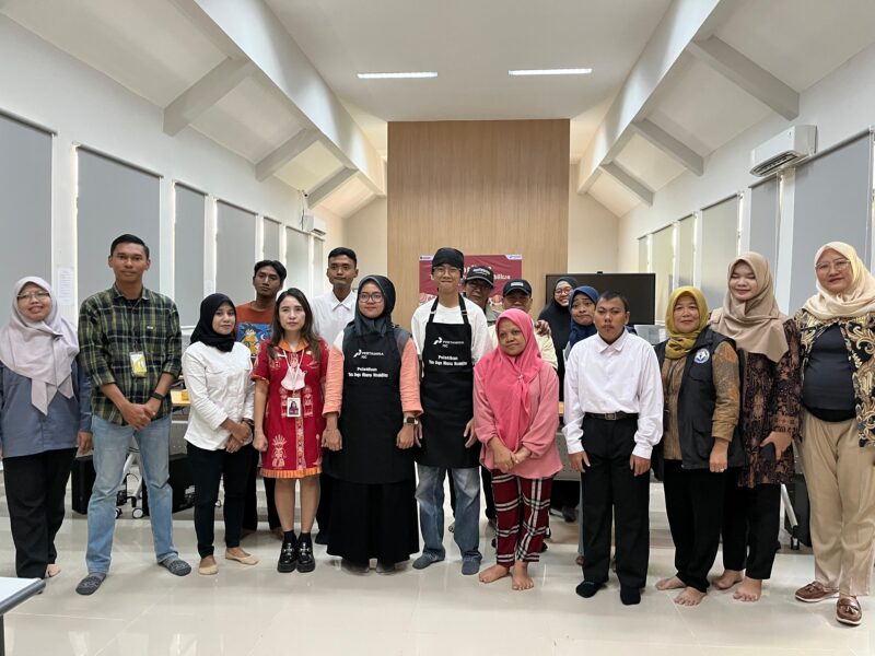 Analyst CSR & Stakeholder PDC Harun bersama Kasatpel Pengendalian dan Pemasaran PPKD Jakarta Timur Linda Apriyantini serta Direktur Utama CV. Boga Karya Siliwangi Muhammad Faizal Chaniago berfoto bersama para peserta Pelatihan Tata Boga Khusus Disabilitas di Aula PPKD Jakarta Timur, Kamis (24/10/2025). Kegiatan ini merupakan bagian dari program TJSL PDC untuk mendorong inklusi sosial dan kemandirian ekonomi bagi penyandang disabilitas.
