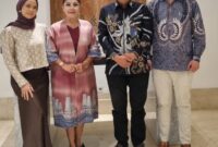 Ketua Umum PWI Pusat Akhmad Munir diapit Ketua Umum HAPI Enita Adyalaksmita bersama Presiden JCI (Junior Chamber International) Batavia Raymond Lee Santoso dan Fast Local President Athika Batangtaris. Foto:Humas PWI Pusat