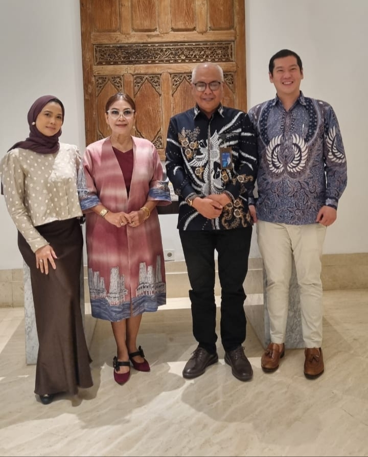 Ketua Umum PWI Pusat Akhmad Munir diapit Ketua Umum HAPI Enita Adyalaksmita bersama Presiden JCI (Junior Chamber International) Batavia Raymond Lee Santoso dan Fast Local President Athika Batangtaris. Foto:Humas PWI Pusat
