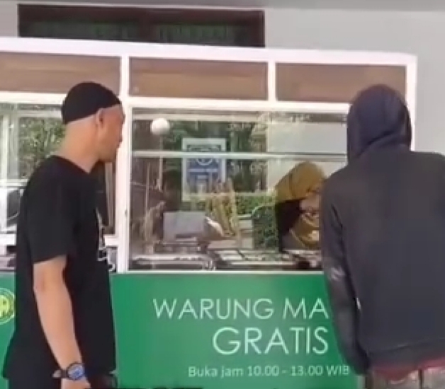 Warung Iklas Sediakan Makan Gratis Untuk Ojol dan Pemulung di Bandung