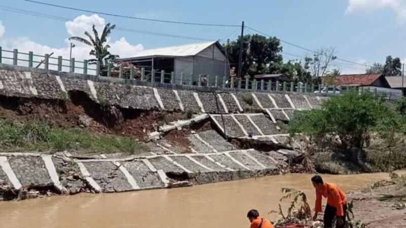 Kondisi TPT Ponpes Al-Fatiah amblas sepanjang 30 meter longsor. Foto:Mon/ist
