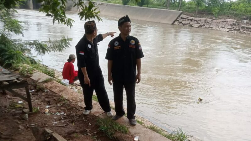 Kondisi badan jalan Kali Ciherang amblas. Foto:Azis/MON