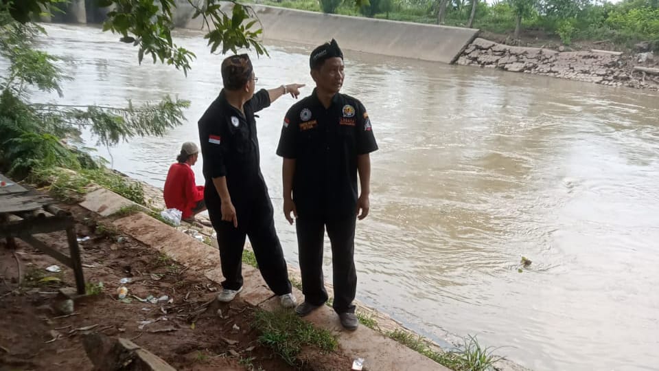 Akibat Luapan Air Kali Ciherang, Badan Jalan Amblas Longsor