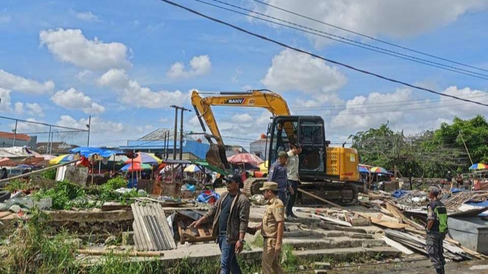 Bangunan Liar Sepanjang Kali Ditertibkan DLH Kabupaten Bekasi