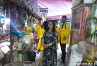 Serepina Tiur, Dosen Pembimbing saat mendampingi mahasiswa Mpu Tantular Fakultas Hukum blusukan ke pasa Cipluk, Jakarta Timur. Foto:Fadli/MON