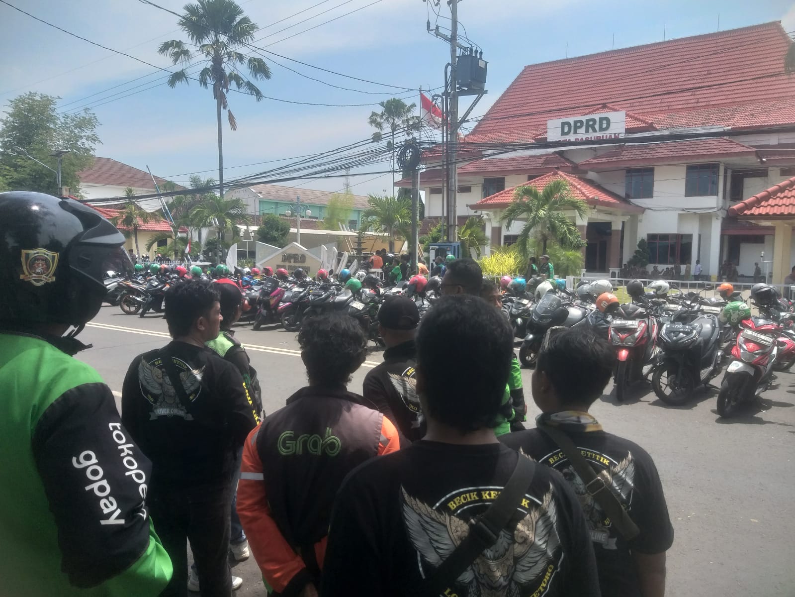 Ratusan Driver Ojol Geruduk DPRD Pasuruan, Protes Kualitas BBM yang Rusak Mesin Motor