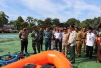 Kapolres Natuna (kiri) beserta unsur lainnya meninjau alat tanggap gawat darurat/zani