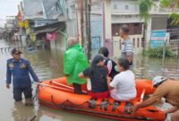 Foto Petugas Gabungan Gerak Cepat Atasi Banjir dan Genangan Akibat Hujan di Jembatan Alamanda, Periuk, Tangerang
