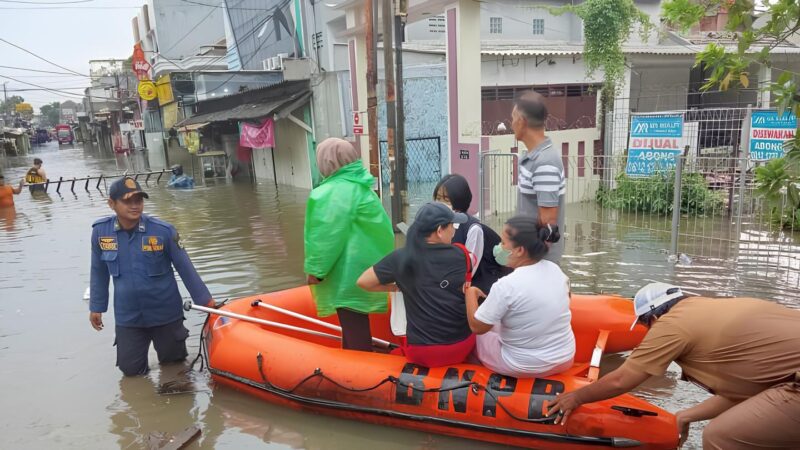 Foto Petugas Gabungan Gerak Cepat Atasi Banjir dan Genangan Akibat Hujan di Jembatan Alamanda, Periuk, Tangerang