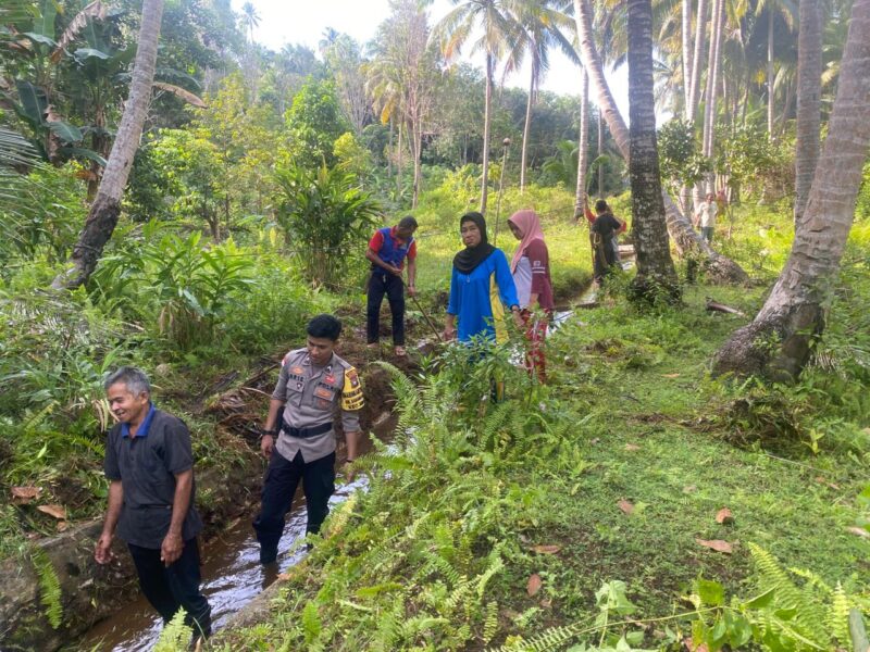 Suasana gotong-royong bersama warga Sabang Barat (foto;zani)