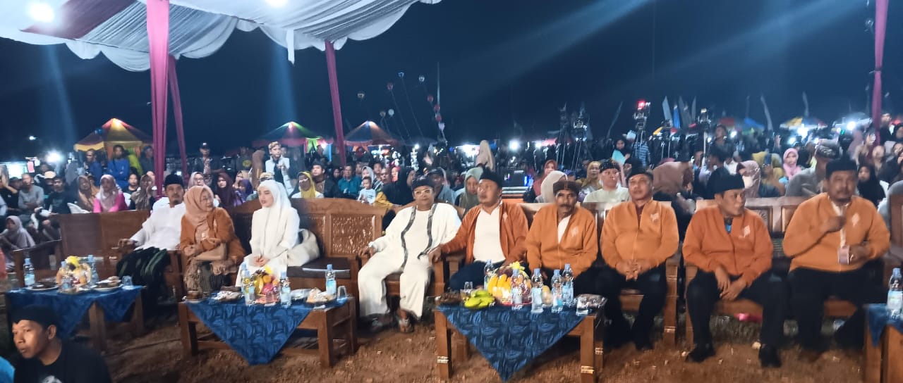 Ribuan Warga Padati Lapangan Menyaksikan Pementasan Wayang Golek di Karawang