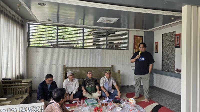Dr. Muhammad Farhat Abbas, S.H. menyampaikan sambutan dalam Rapat ke-V dan pembubaran Panitia Pengukuhan serta Rakernas I Persatuan Masyarakat Riau Indonesia (PMRI) di kediaman Datok Drs. H. M. Effendi Syarif, BSc, kawasan Cibubur, Jakarta, Sabtu (9/11/2025).