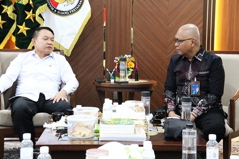 Akhmad Munir (Ketum PWI Pusat) dan Jenderal (Purn) Dudung Abdurachman. Foto:MON/Ist
