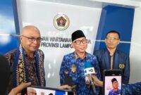 Akhmad Munir, Ketum PWI Pusat (kanan)   Gubernur Lampung Rahmat Mirzani Djausal (tengah)