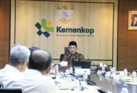 Menkop Ferry Juliantono melakukan pertemuan dengan pengurus PWI Pusat, Kamis (20/11/2025) di kantor Kementerian Koperasi, Jakarta. Foto: MON/Ist