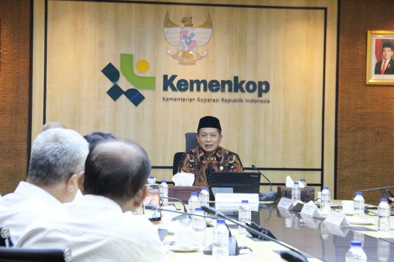 Menkop Ferry Juliantono melakukan pertemuan dengan pengurus PWI Pusat, Kamis (20/11/2025) di kantor Kementerian Koperasi, Jakarta. Foto: MON/Ist
