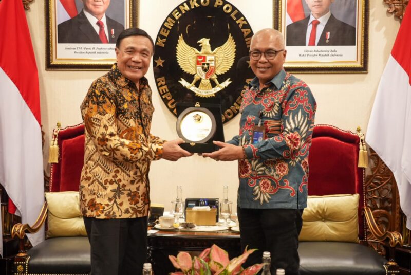 Menko Polkam, Jenderal TNI (Purn) Djamari Chaniago dan Ketum PWI Pusat Akhmad Munir