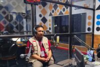Ketua LP3H Natuna, Ariski Fil Bahri, saat mengisi acara di Pro 2 RRI Ranai. (fhoto:zani)