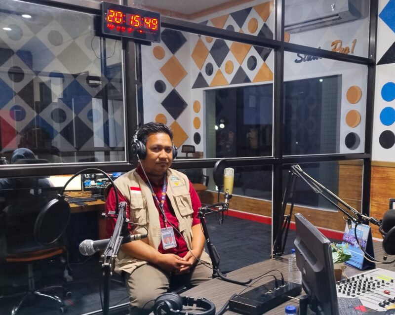 Ketua LP3H Natuna, Ariski Fil Bahri, saat mengisi acara di Pro 2 RRI Ranai. (fhoto:zani)