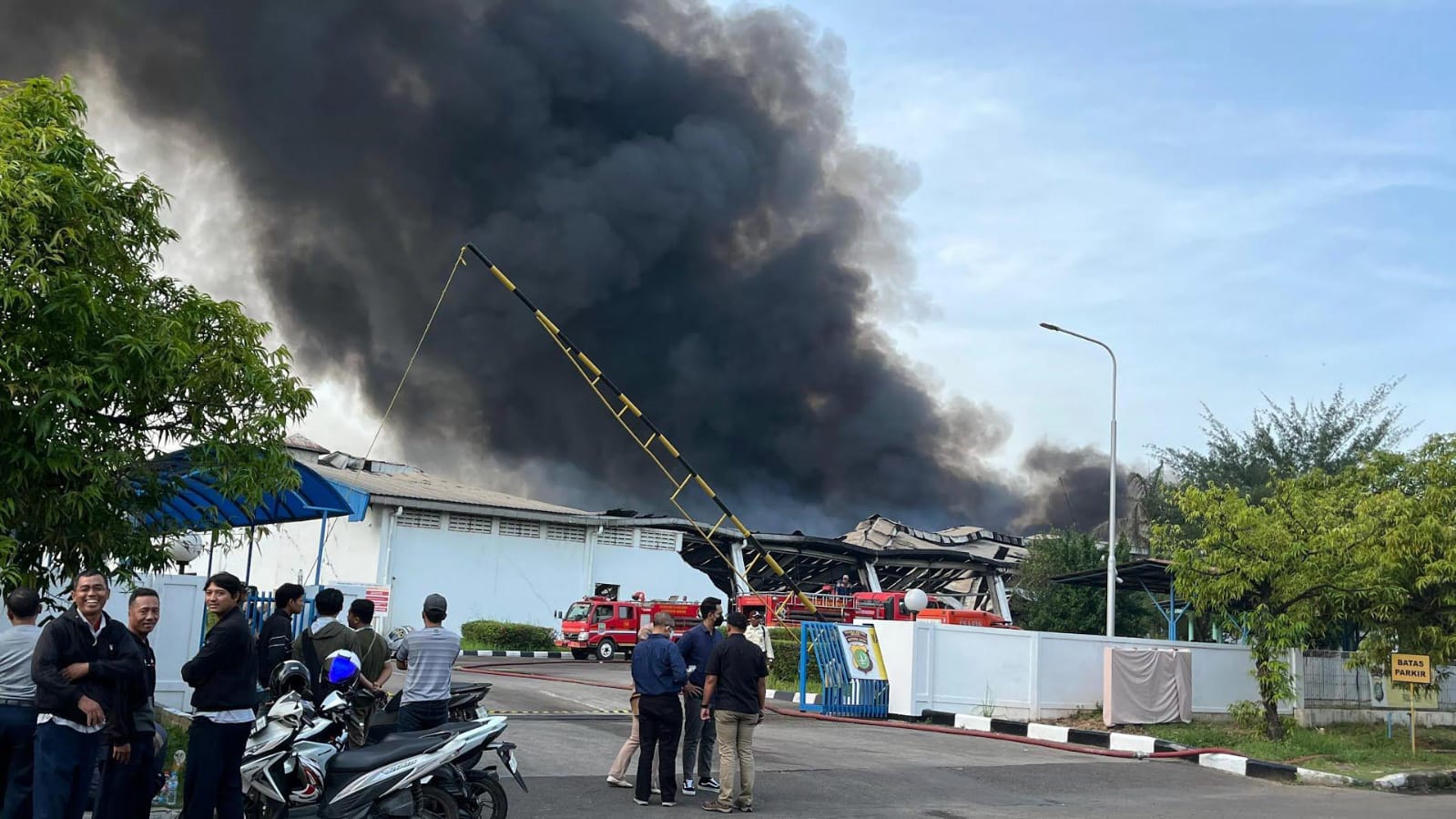 Kebakaran Hebat di Pabrik Tekstil Cikarang, Belasan Unit Damkar Dikerahkan