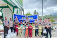 IPTU Erwan Tony (tengah) saat berpoto bersama dengan jamaah sholat Jumat/foto;zani